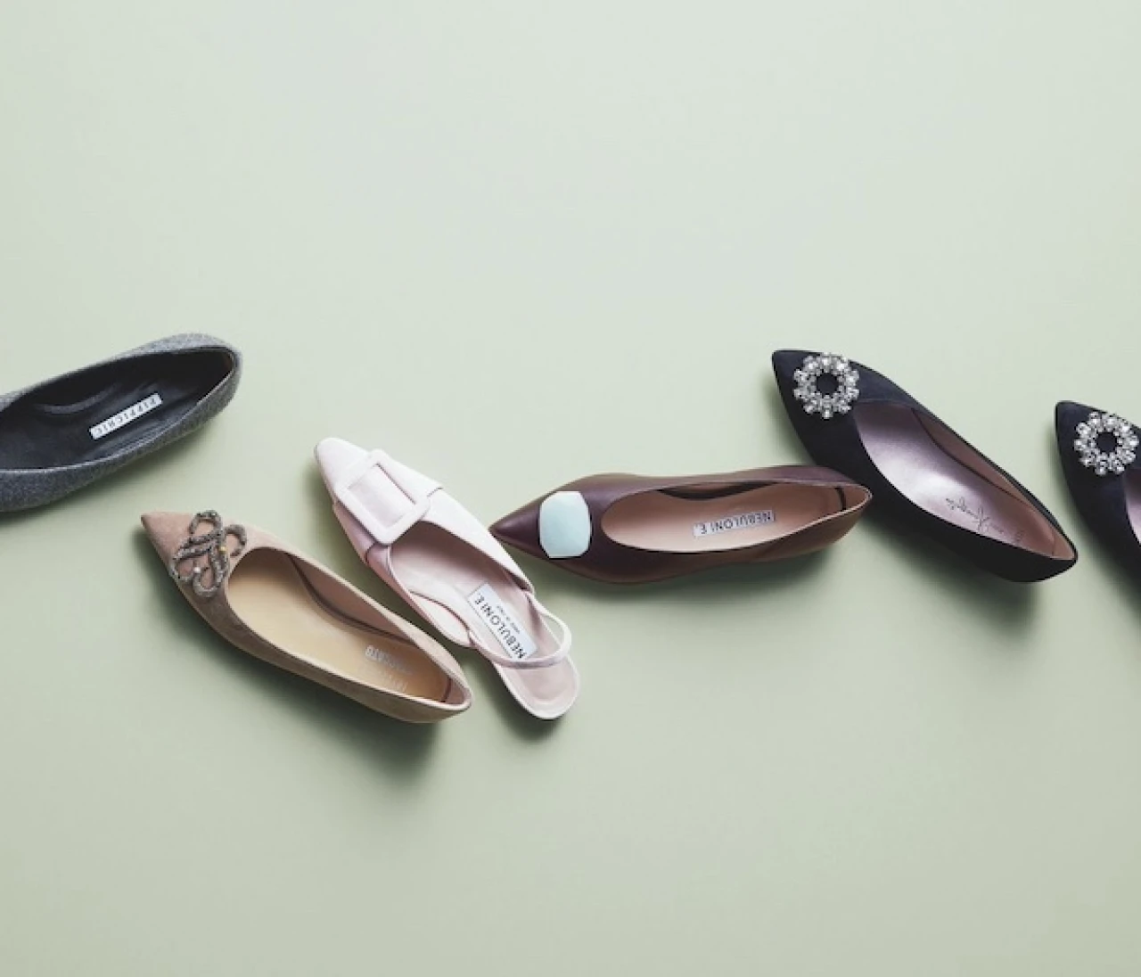 【この秋ほしい最旬フラットシューズ】ちょっぴりモードなモチーフポインテッドで大人の可愛げを