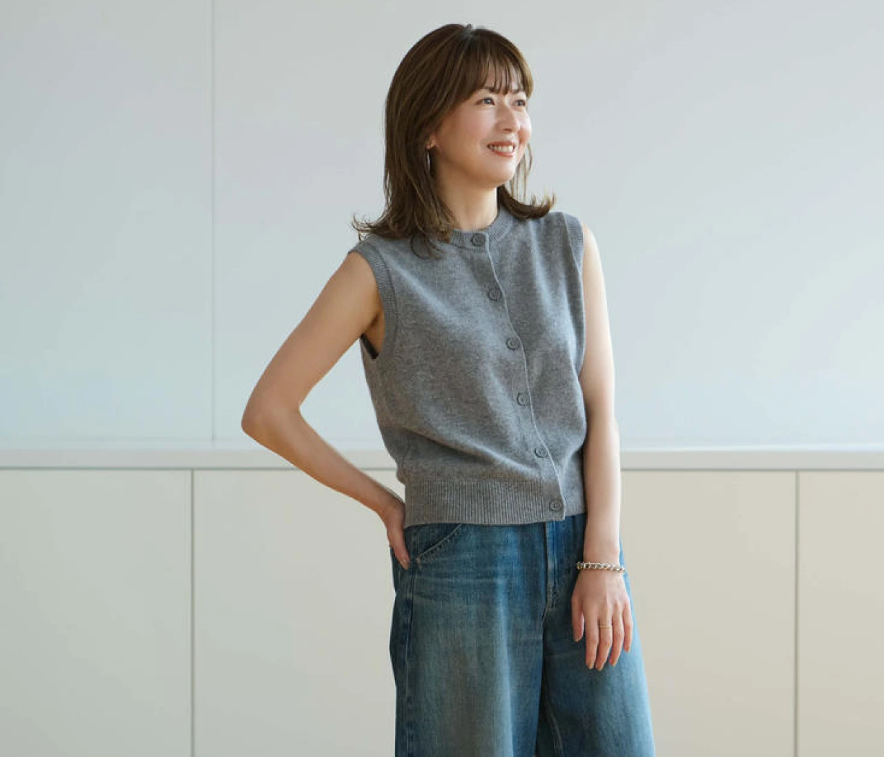 【ユニクロ秋新作】着回し自在！「ユニクロ：シー」のニットベストは、9月5日に即買いを！＜ユニクロの達人、エディター伊藤真知さんが選ぶ「秋のイチ推し」#６＞