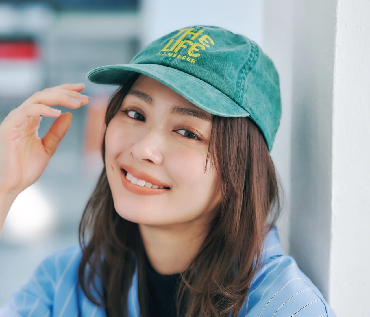 きれいめ派大人女子がおしゃれにキャップをかぶるならヘアアレンジは「ゆる巻きダウン」が最適解！