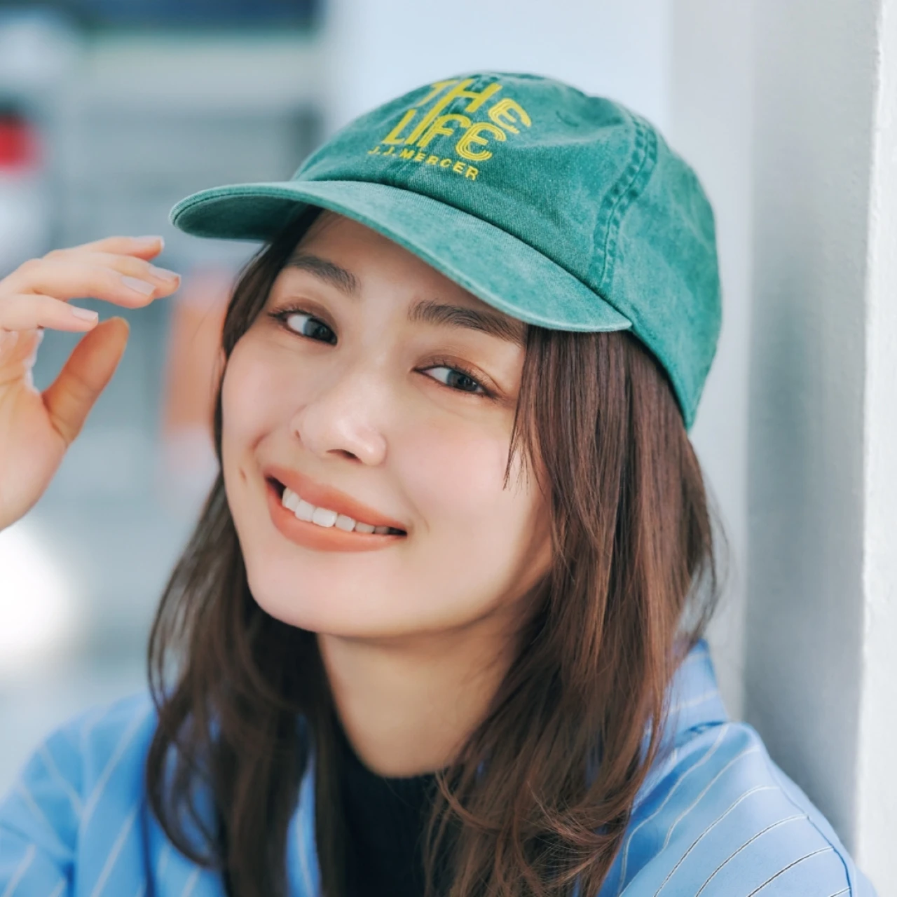 きれいめ派大人女子がおしゃれにキャップをかぶるならヘアアレンジは「ゆる巻きダウン」が最適解！