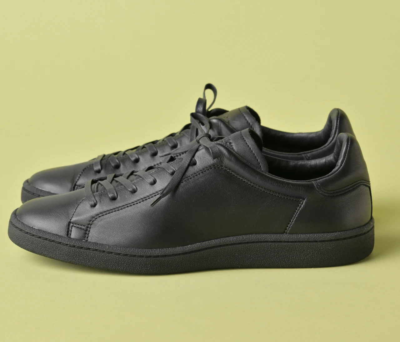 徹底した防水対策が頼もしい！「パトリック」の「パンチ・ウォータープルーフ」【きれいめ服に似合う黒スニーカー】