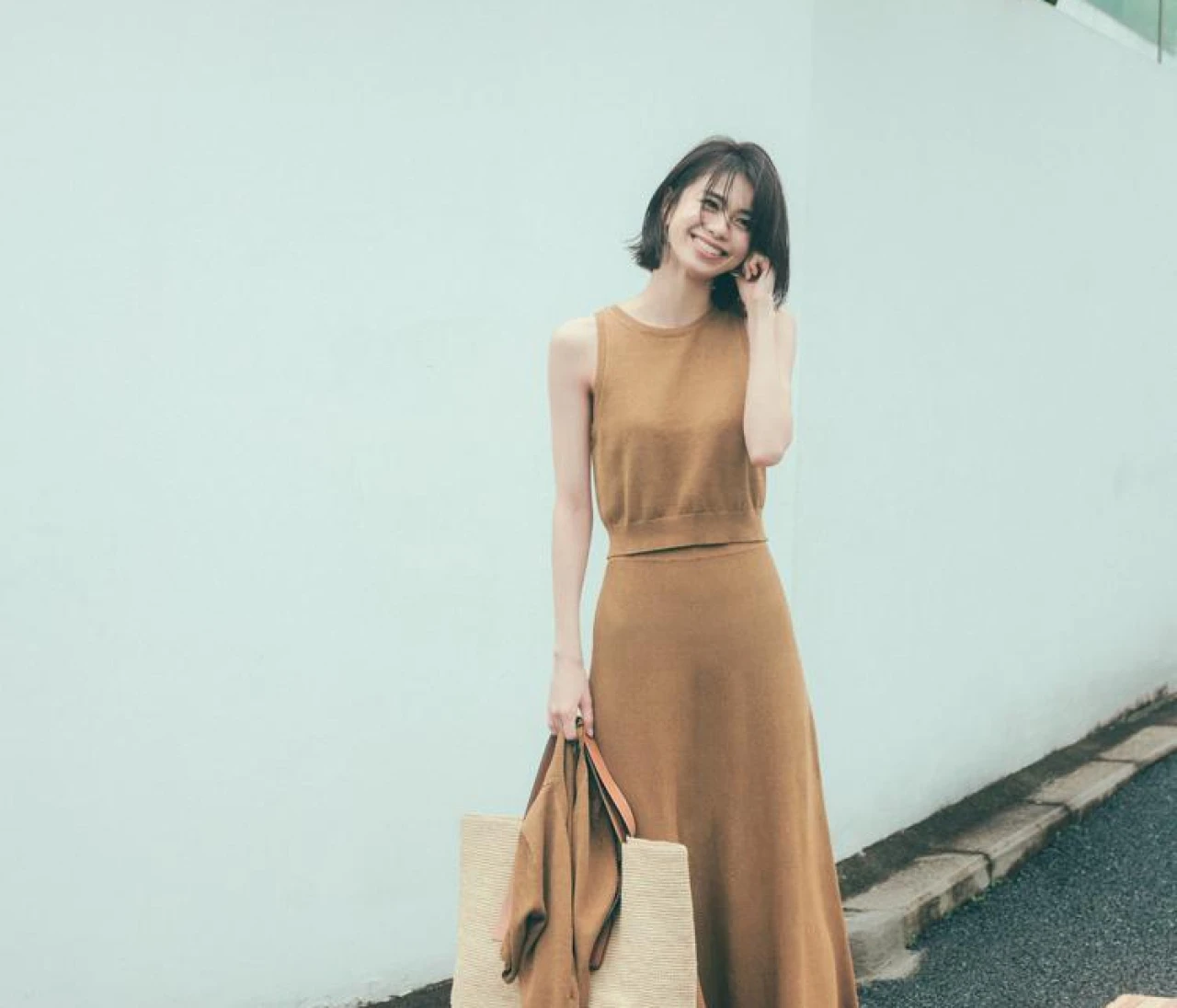 大人の上品ノースリーブトップスコーデを一気見！（写真）