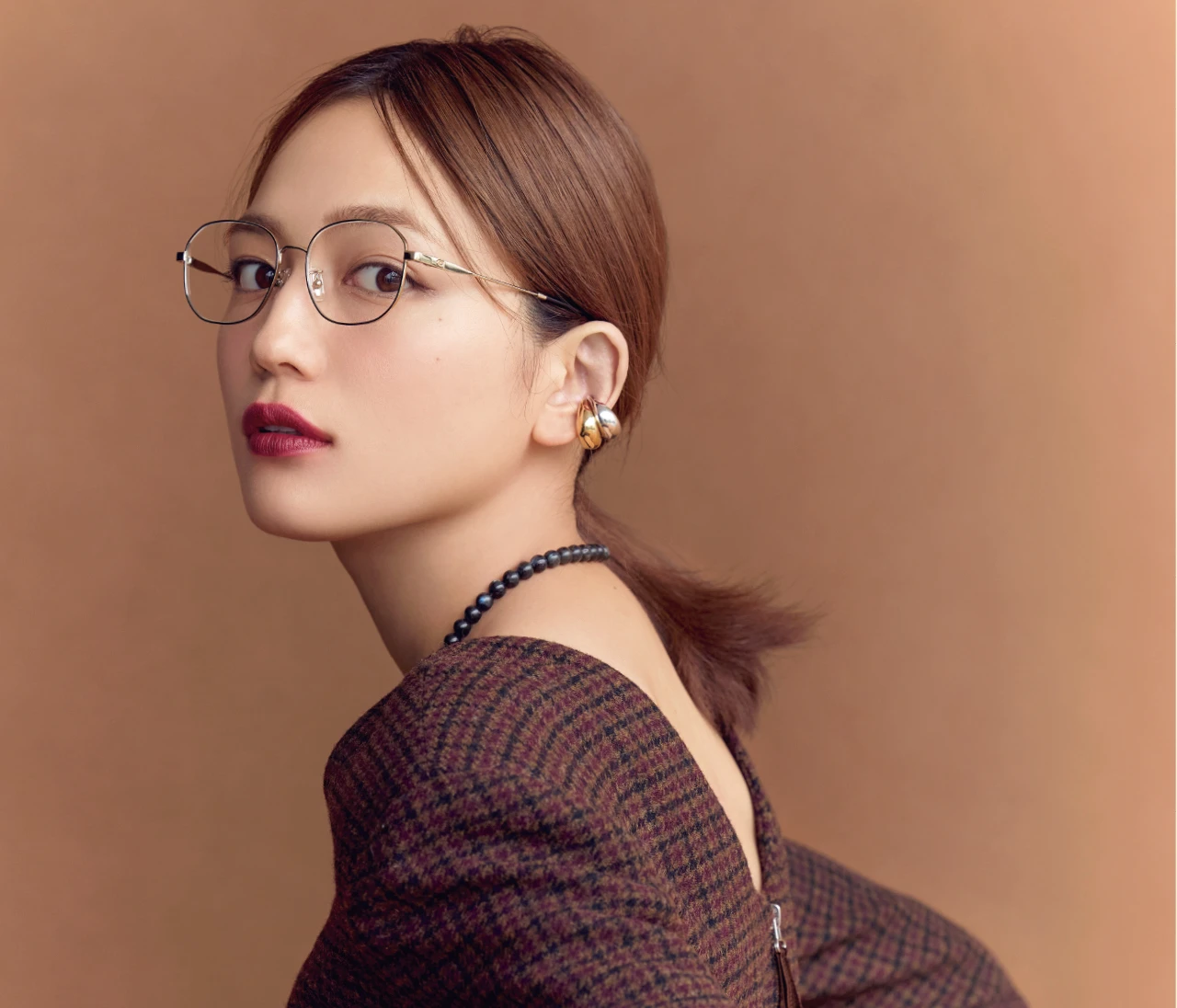 【川口春奈の2026最旬アイウェア5コーデ】ミュウミュウ、オリバーピープルズ、レイバン、モスコット、コーチのおすすめ品