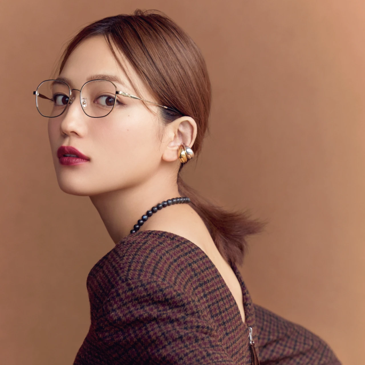 【川口春奈の2026最旬アイウェア5コーデ】ミュウミュウ、オリバーピープルズ、レイバン、モスコット、コーチのおすすめ品