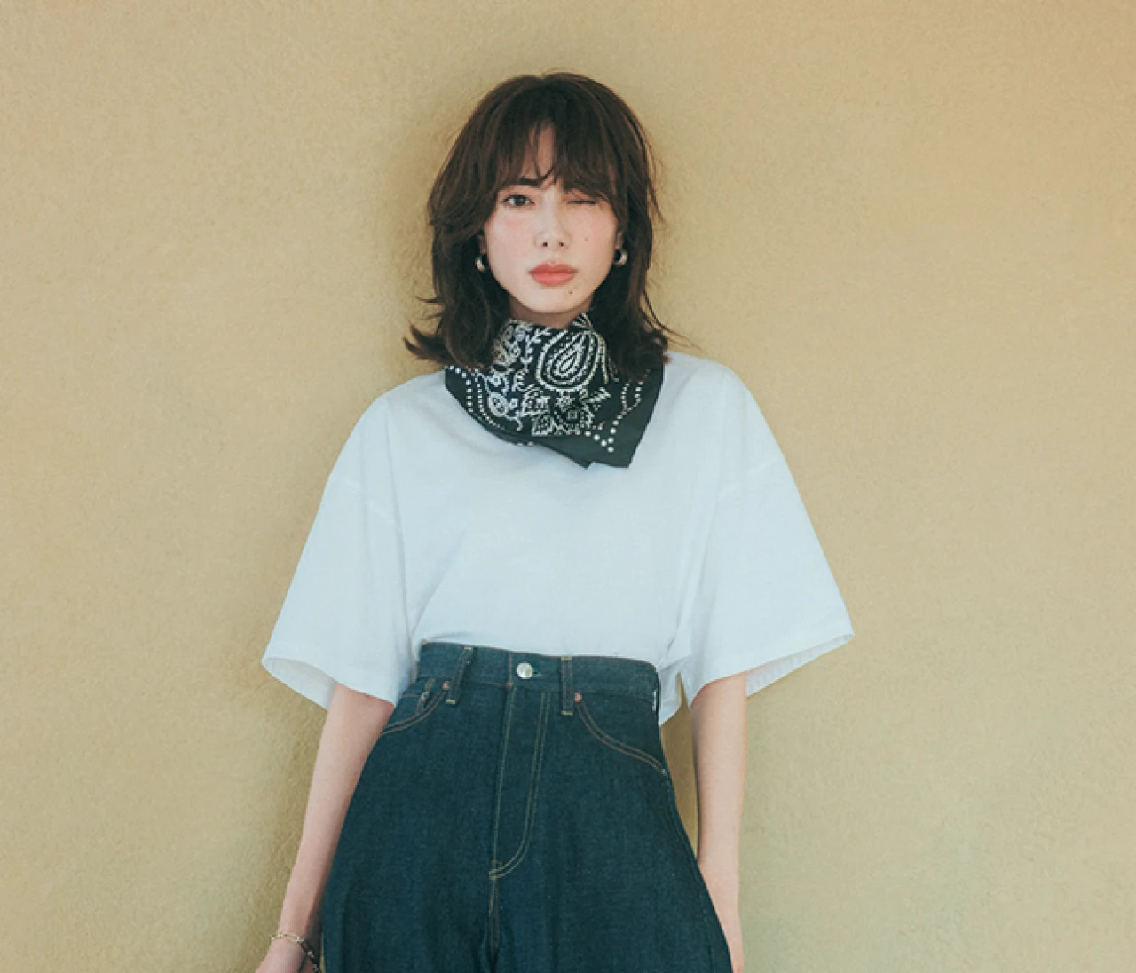 予想最高気温37℃/着慣れた白T+デニムこそ旬のバランスでアップデートを【BAILA今日のコーデ】