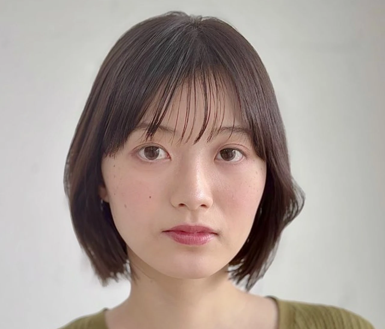 【2026年春夏トレンドヘアカラー】柔らかさと抜け感際立つ！　洒落感オリーブグレージュ
