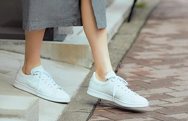 ウェルカム【スニーカー通勤】きちんとおしゃれな最強コーデ8選