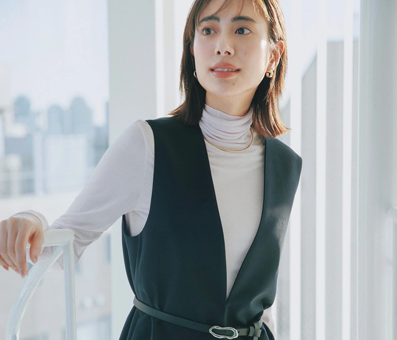 【ジレコーデ】ネイビージレで知的さもきちんと感もゲット！【BAILA今日のコーデ】