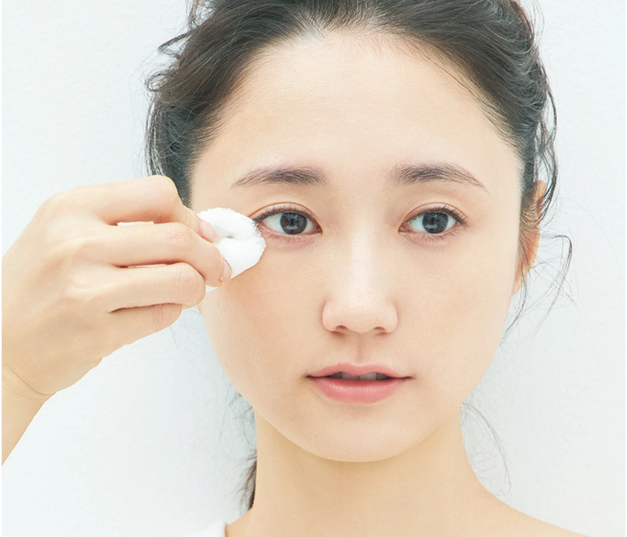 30秒で仕上がる！パウダーの使い方【2分でサマになるミニマルベースメイク】