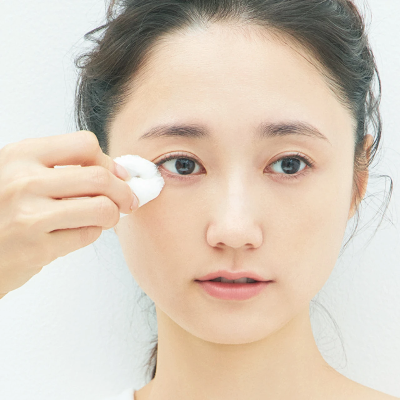 30秒で仕上がる！パウダーの使い方【2分でサマになるミニマルベースメイク】