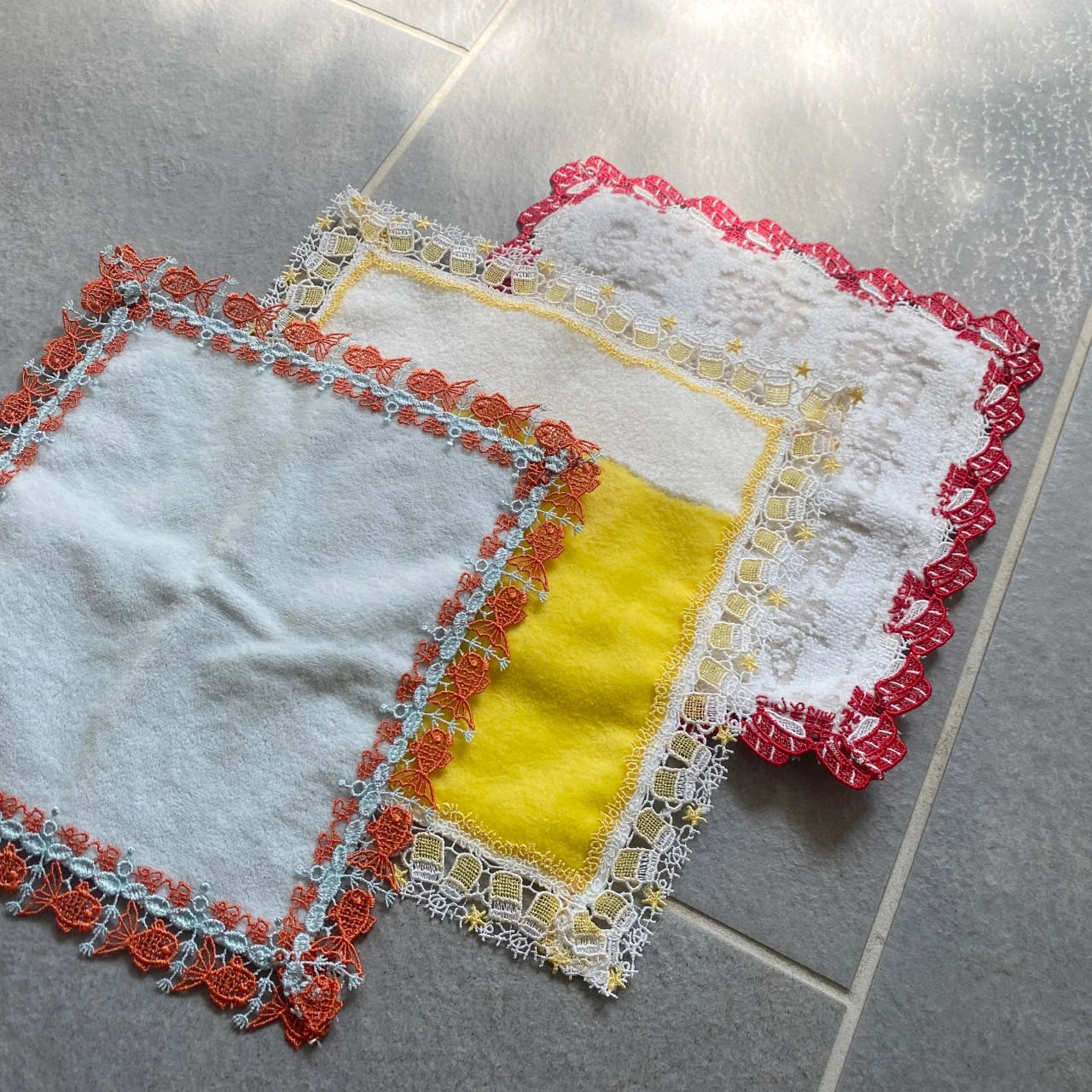 近沢レース店の“遊び心あふれるハンカチ”が、おしゃれさんの間で話題