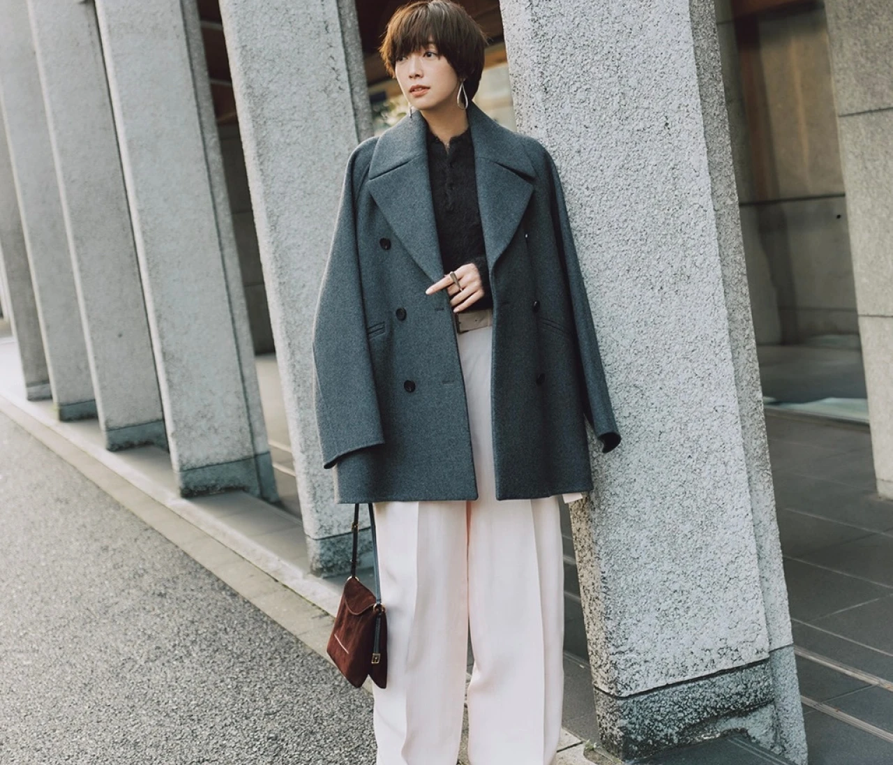 【ポロニットコーデ】端正なピーコートに仕込んでハンサムに着こなす【BAILA今日のコーデ】