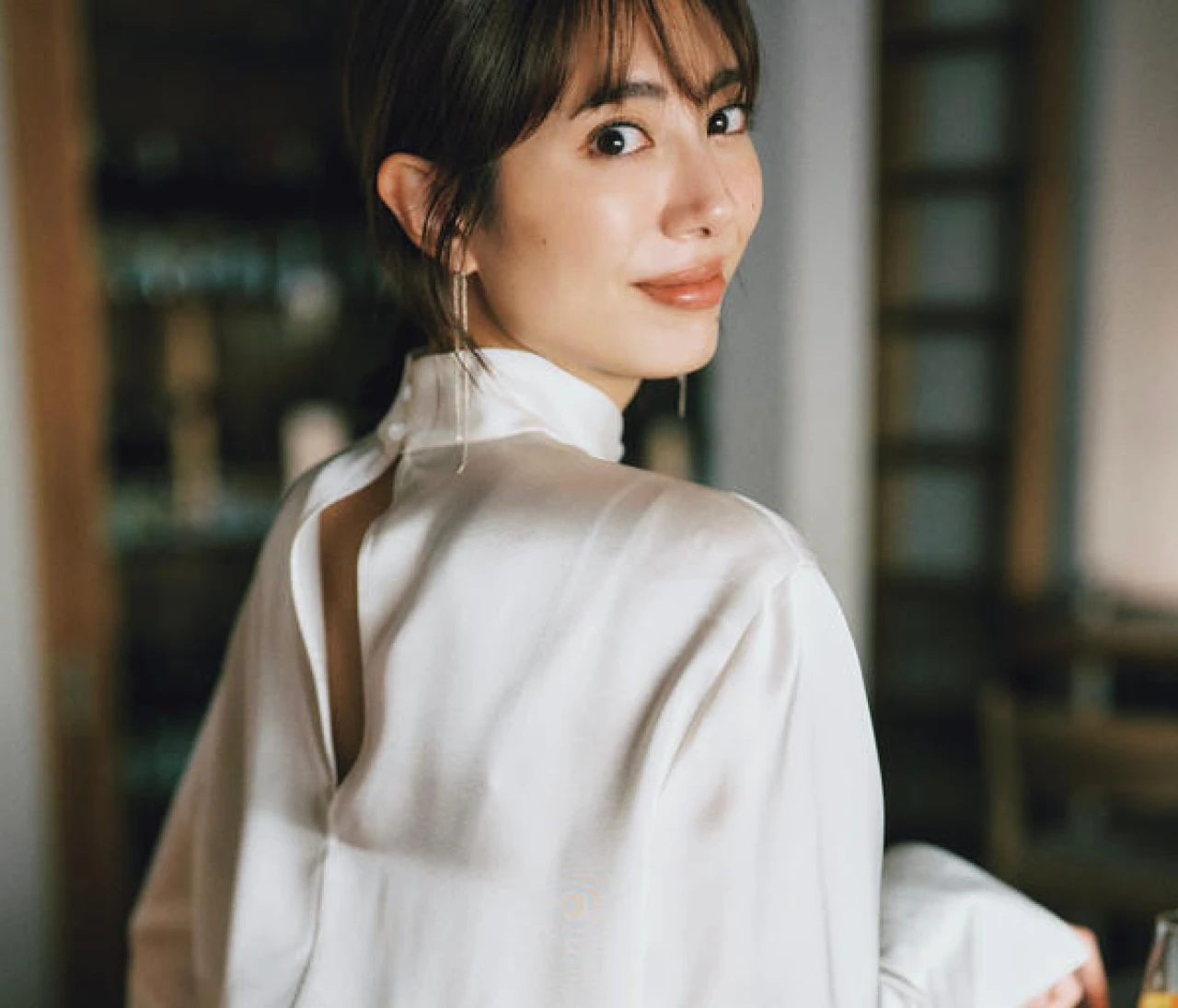 【肌見せトップスコーデ】スマートな色気は“背中”に託して【BAILA今日のコーデ】