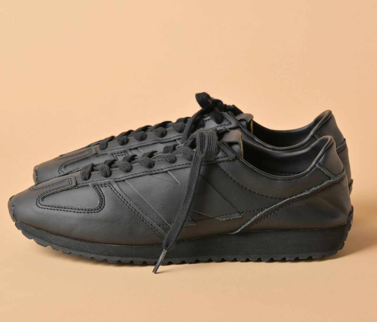 想像以上の柔らかな履き心地！ 「ニューバランス」の「471」は通勤にも最適【きれいめ服に似合う黒スニーカー】