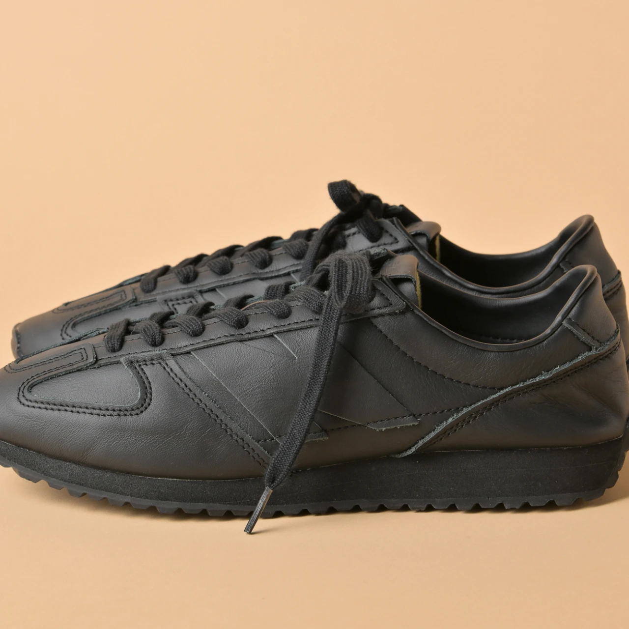 想像以上の柔らかな履き心地！ 「ニューバランス」の「471」は通勤にも最適【きれいめ服に似合う黒スニーカー】