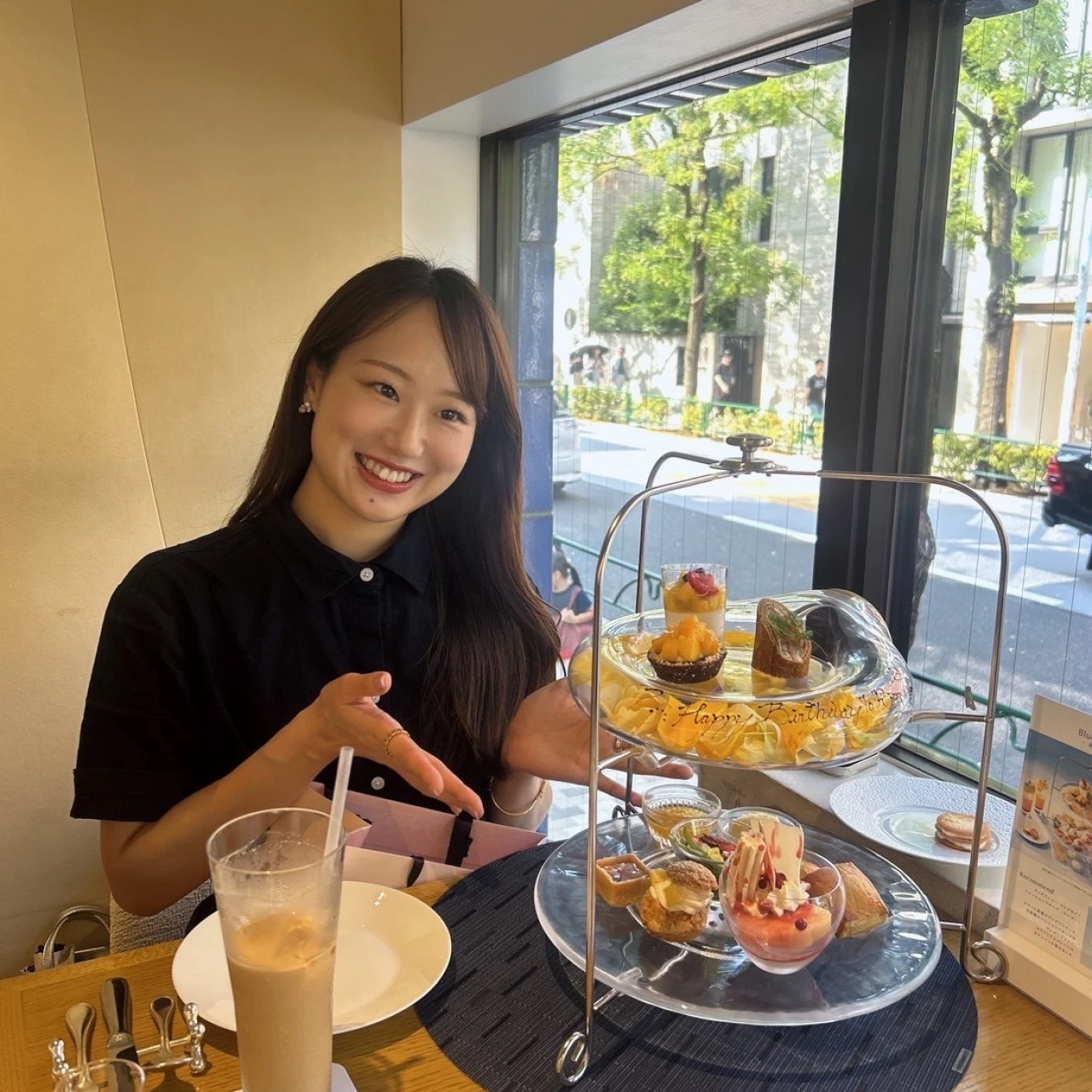 ヨックモックのカフェ【ブルーブリックラウンジ】が素敵すぎる?手軽なアフタヌーンティーにも◎