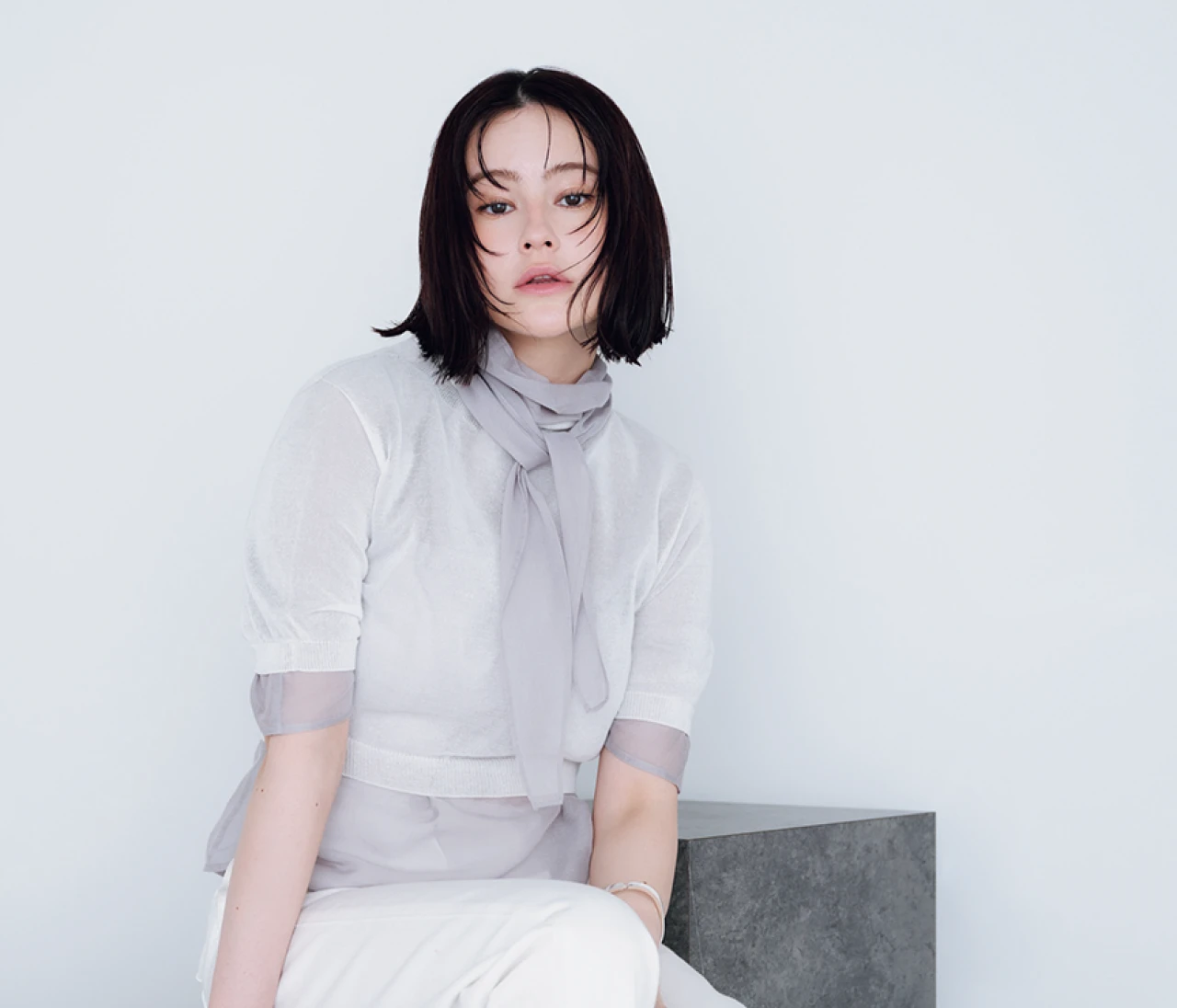 予想最高気温34℃/ボウタイブラウスにシアーニットを重ねた夏ならではのレイヤード【BAILA今日のコーデ】