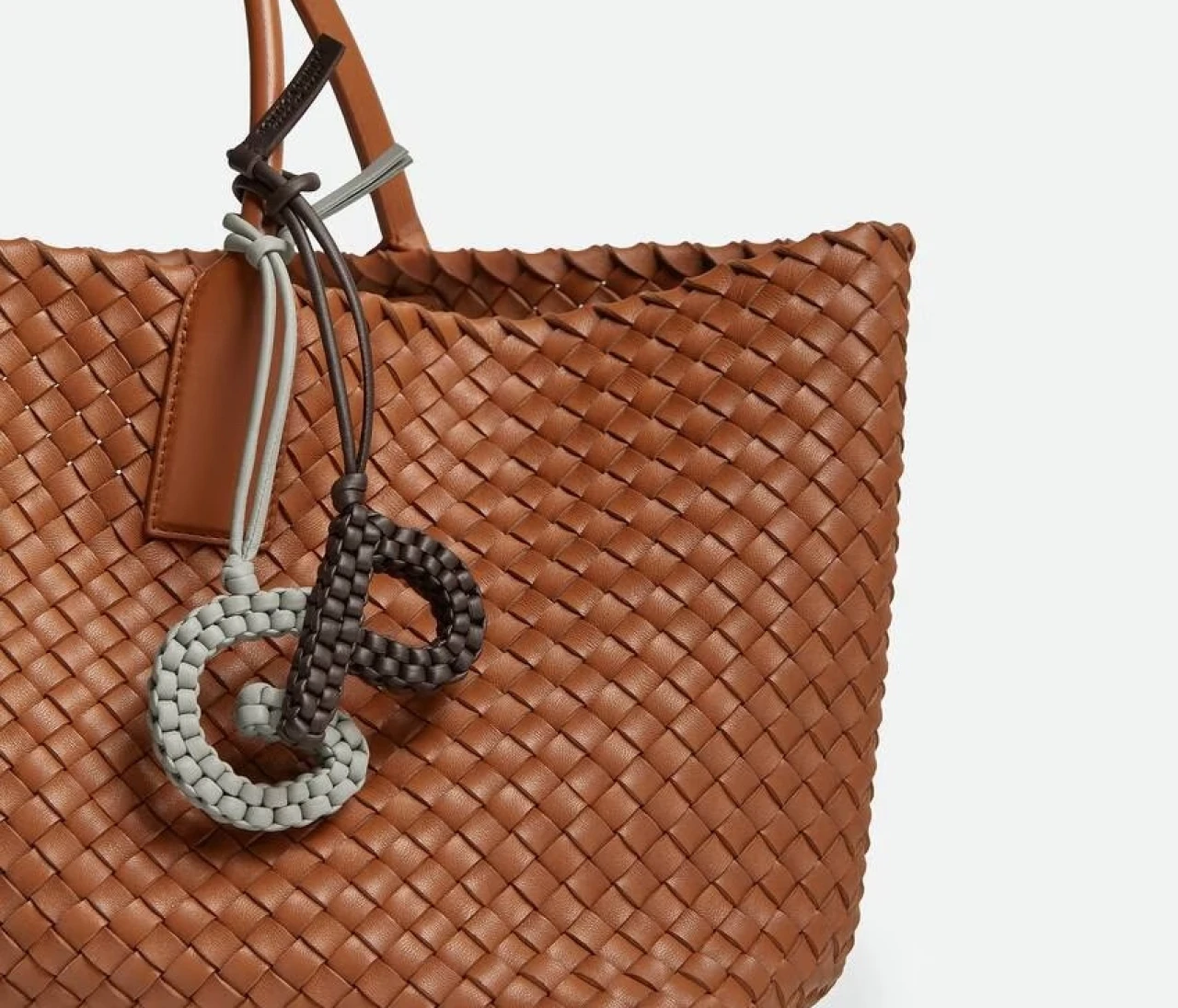 【BOTTEGA VENETA（ボッテガ・ヴェネタ）】のアルファベット チャームで楽しむ〝私らしさ〞