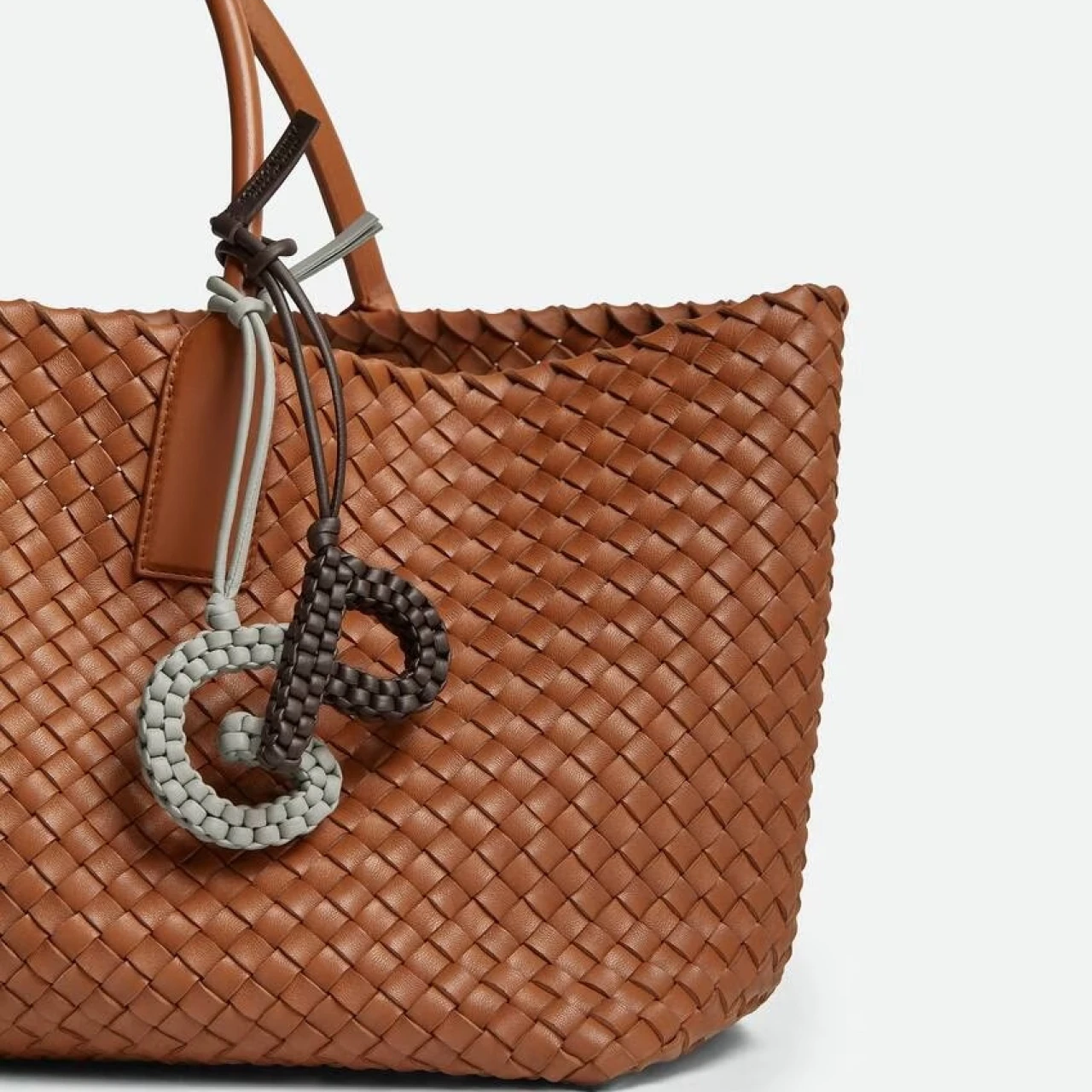 【BOTTEGA VENETA（ボッテガ・ヴェネタ）】のアルファベット チャームで楽しむ〝私らしさ〞