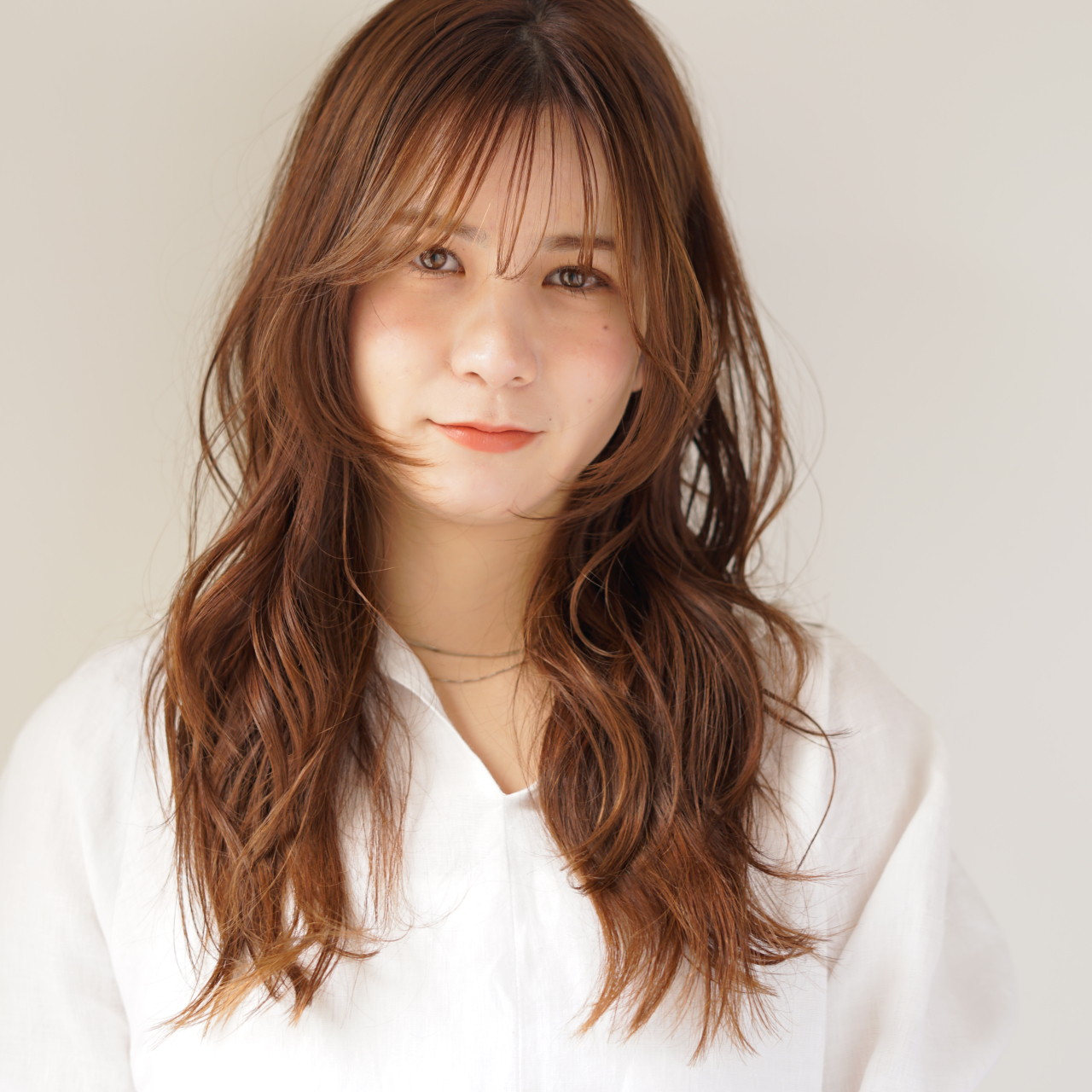 【2026年春夏トレンドヘアカラー】ブリーチなしの透明感！ 上品なツヤを宿すシアーブラウン