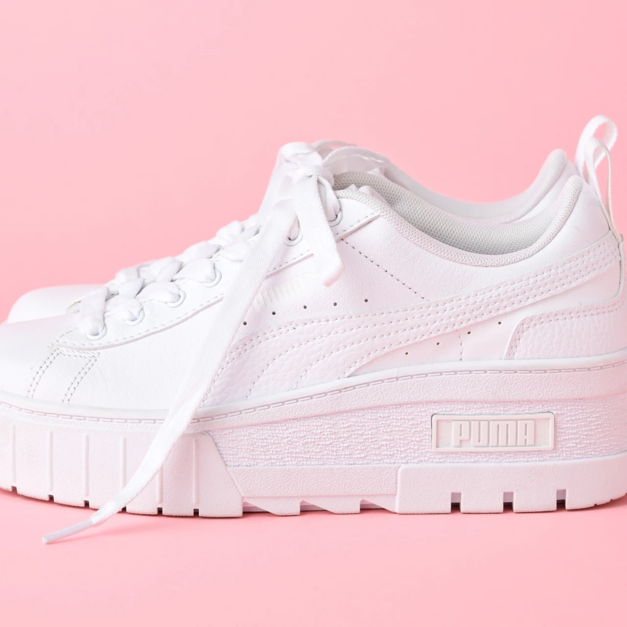 【PUMA（プーマ） 白スニーカー】着用レビューも！ メイズ ウェッジは、フェミニンスタイルとも好相性♡「きれいめ服に似合う白スニーカー vol.88」