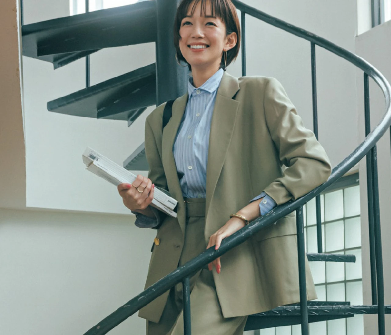 予想最高気温25度/ジャケパンにシャツを仕込んできちんと感高く【BAILA今日のコーデ】