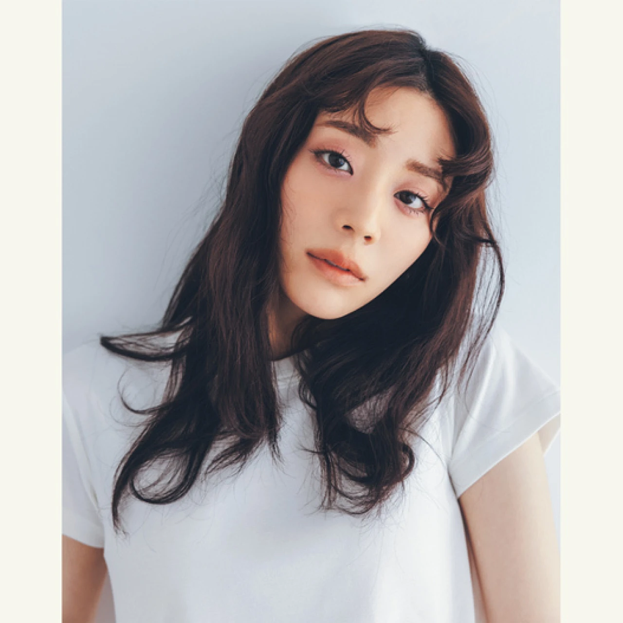 【Tシャツを着る日のメイクどうする？】受け止め力100な白Tこそアイメイクはトレンド色で冒険を
