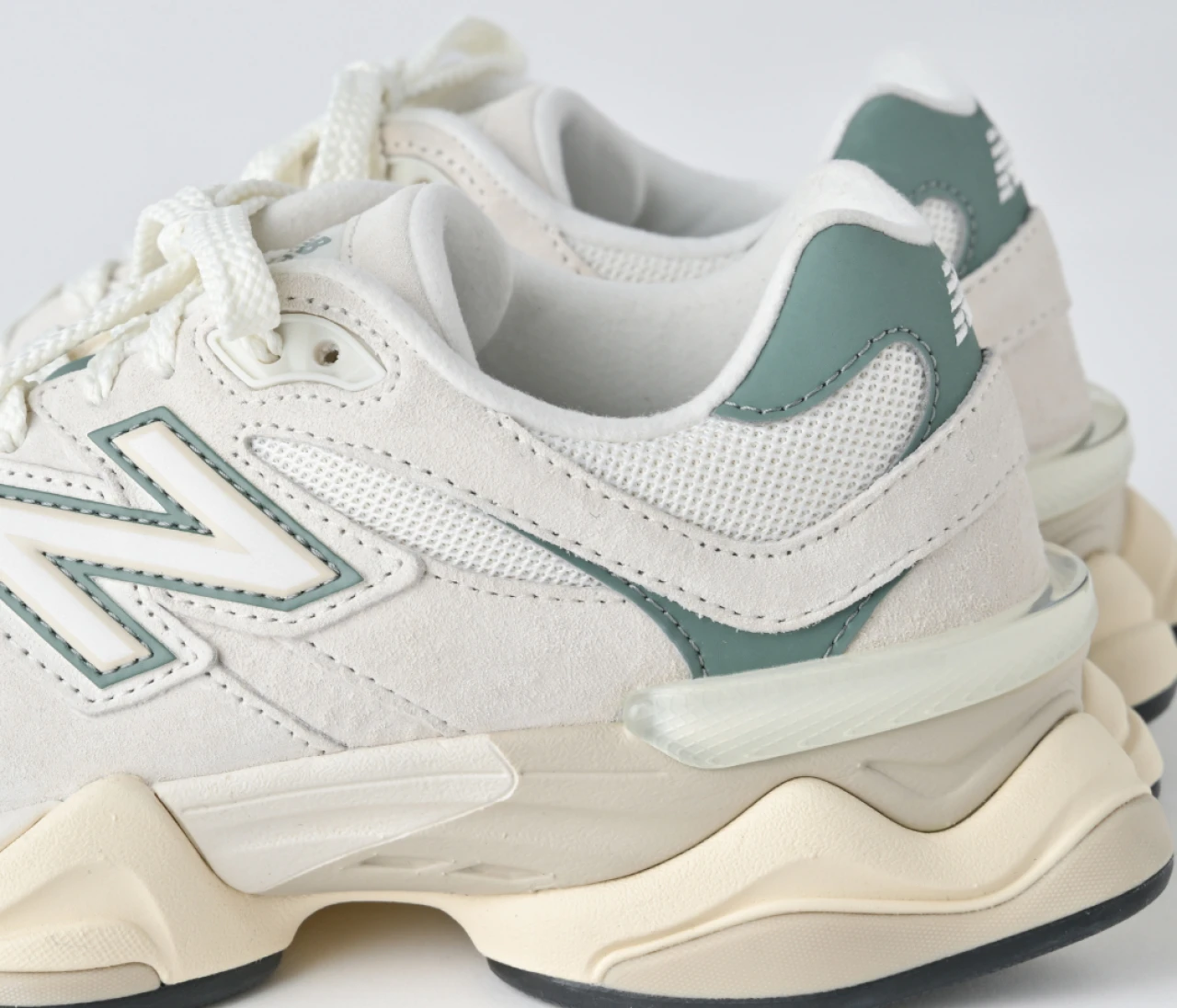 【全アイテム試着!】 レディース厚底白スニーカー29選! 通勤、オフィスカジュアル、休日…など大人女子にハマる白スニーカーを厳選