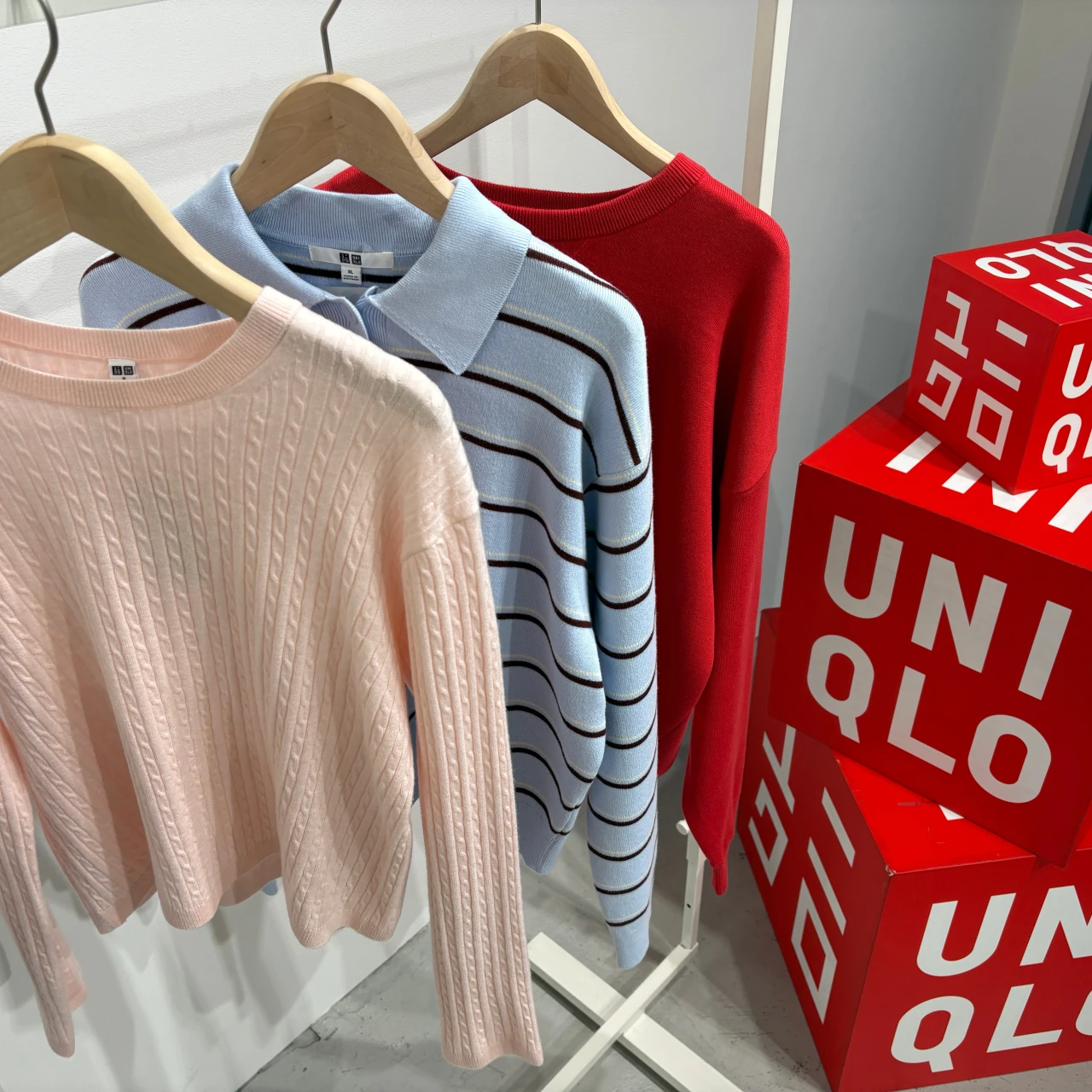 【ユニクロ(UNIQLO)】新作から注目の春ニット試着レビュー!今から使えるカラフルなバリエーションのラインナップ&新作ボトムスとの相性も抜群!