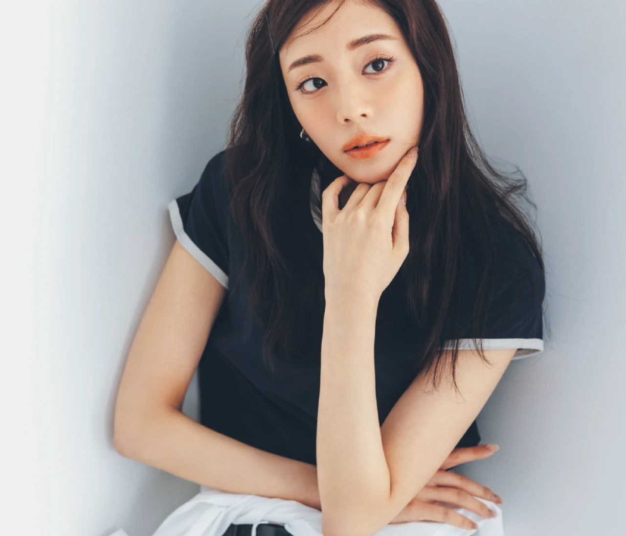 予想最高気温26度／きれいめネイビーTはコーデとメイクでカジュアルに寄せて【BAILA今日のコーデ】