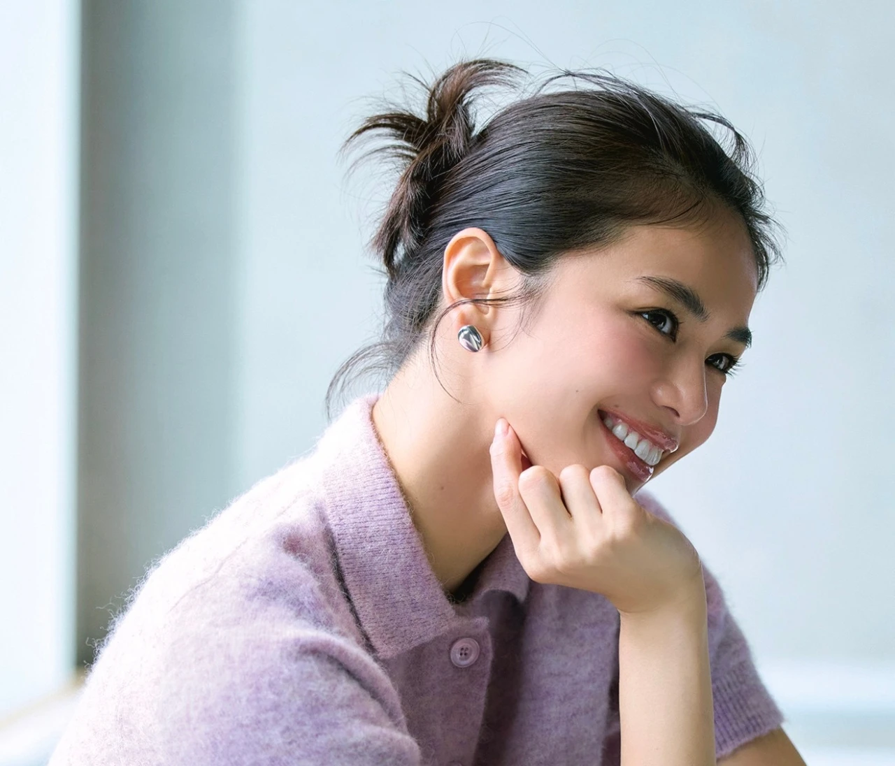 【きれい色ニットコーデ】大人に似合うラベンダーで多幸感を加速【BAILA今日のコーデ】