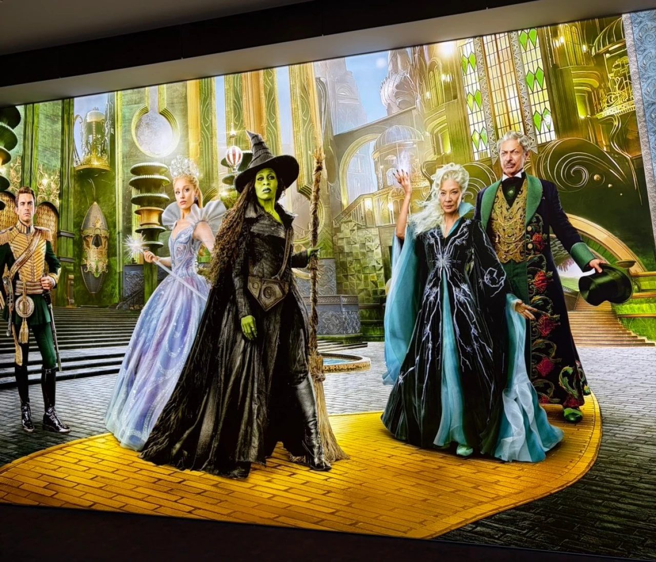 日比谷がウィキッド一色！映画「ウィキッド 永遠の約束」を見に行ってきました｜フォトスポットも充実