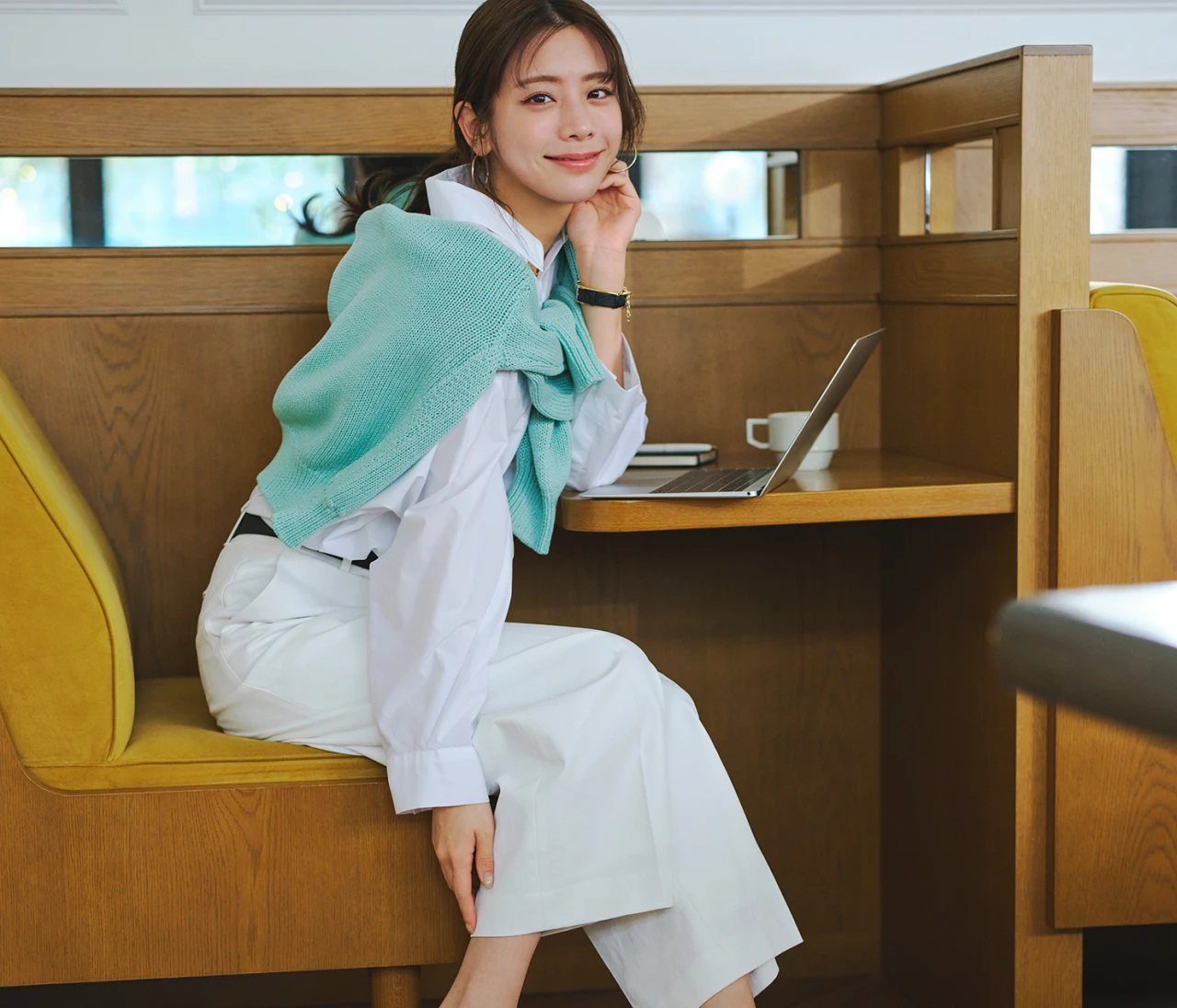 “初めまして”が増える時期、素敵先輩の足もと拝見! 春、好印象は「ABCマート」の可愛げスニーカー&快適パンプスが連れてくる!