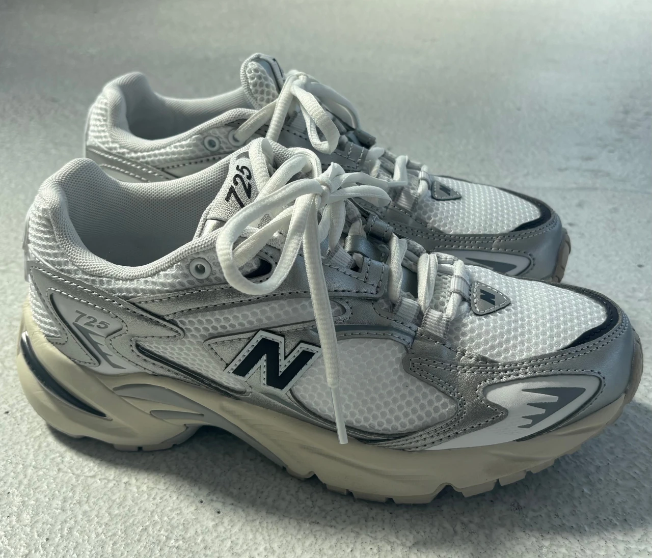 【New Balance（ニューバランス）】きれいめ派のためのシルバー系スニーカー、見つけた！【エディターズピック】