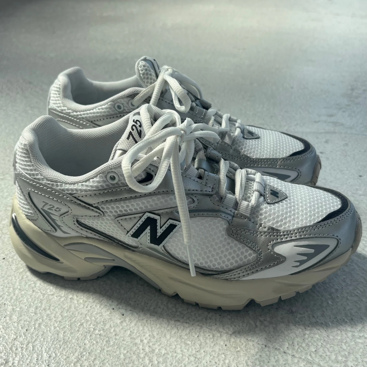 【ニューバランス（New Balance）】きれいめ派のためのシルバー系スニーカー、見つけた！【エディターズピック】