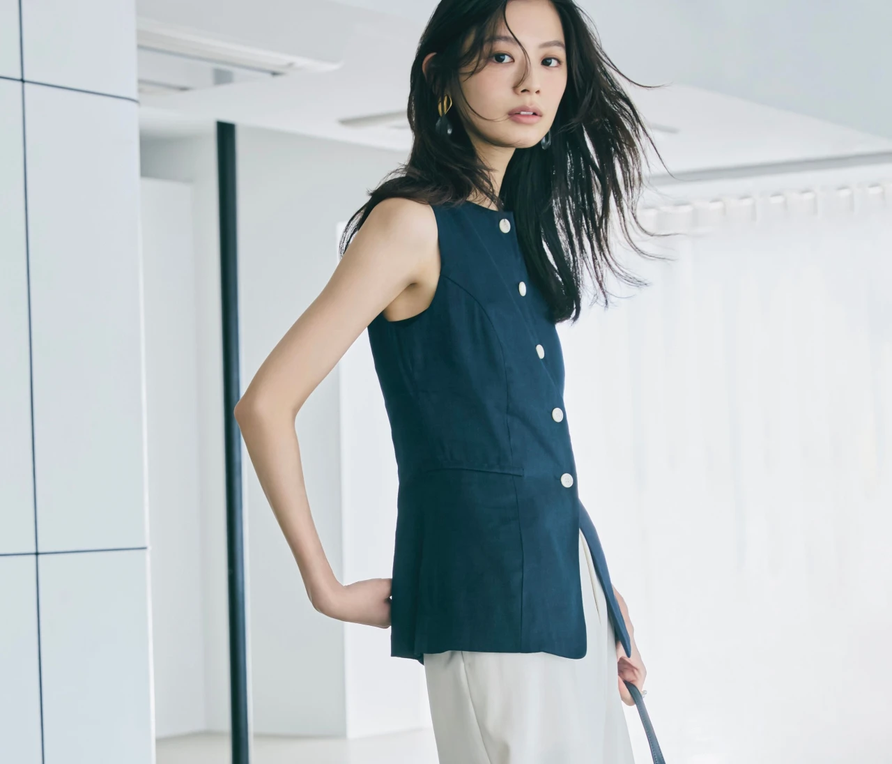 予想最高気温36℃/ワイドパンツからのぞくモチーフパンプスで気分を上げて【BAILA今日のコーデ】