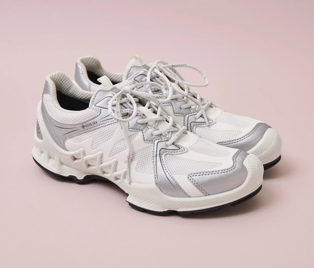 【ECCO】GORE-TEX機能で梅雨に備える！安定感◎の白スニーカー【きれいめ派の通勤・休日スニーカー】