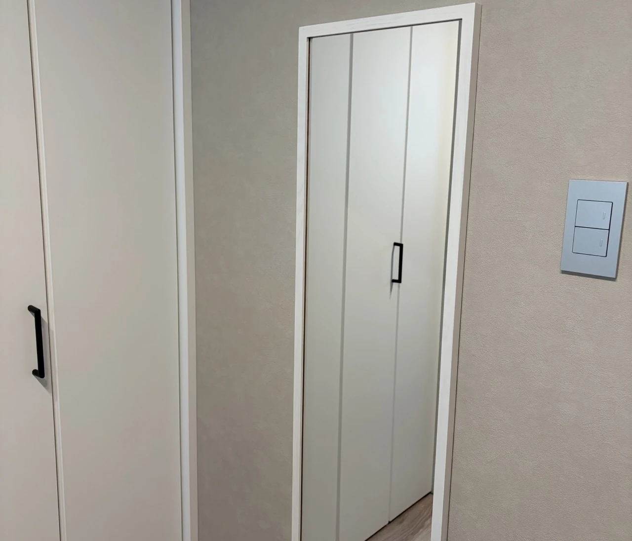 無印の「壁に付けられる家具」でミラーと棚付けてみた