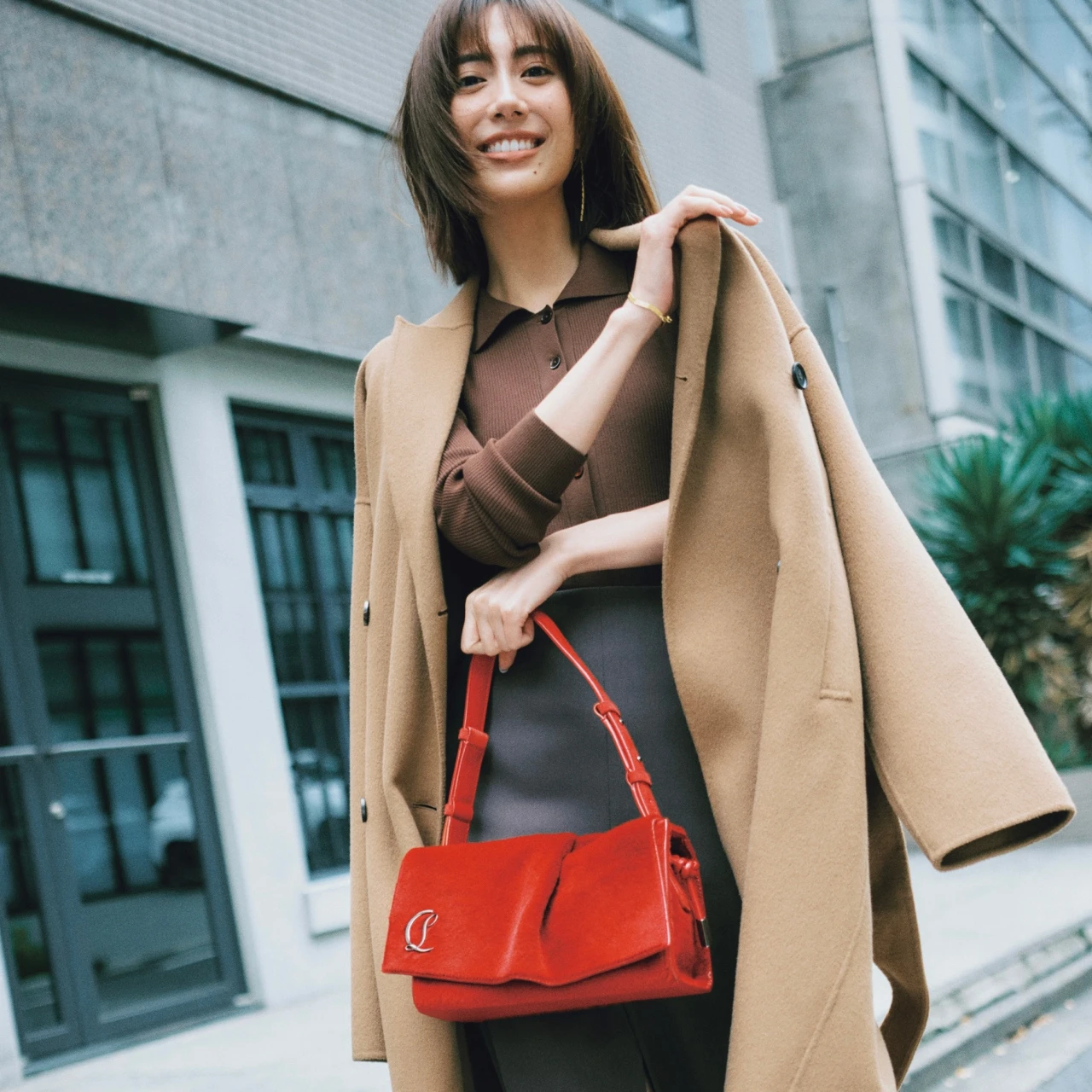 【スリットスカートコーデ】さりげない肌見せに大人の余裕を感じさせて【BAILA今日のコーデ】