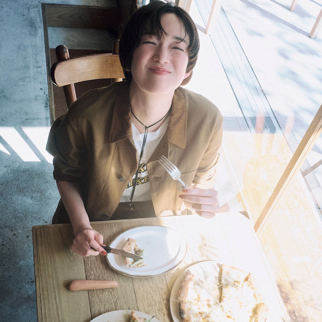 新宿御苑の話題店「GRIN」で佐藤栞里が“野菜をたっぷりピザ”に舌鼓【もぐもぐしーさんぽ】