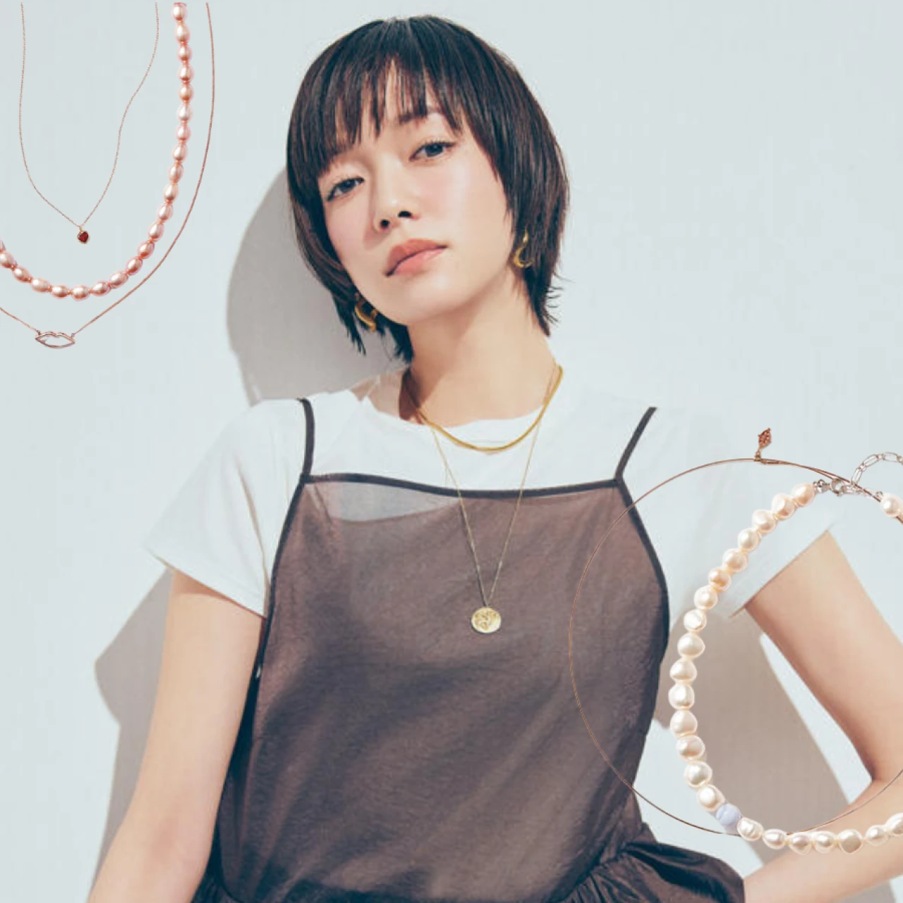 【ネックレス×Tシャツ】大人女子の着こなしまとめ12選。 シンプルな着こなしには重ね付けが今の気分