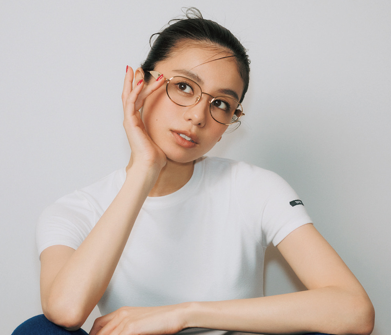佐藤晴美が発信！ シンプルコーデに“自分らしさ”を託す「スパイス小物」の取り入れ方