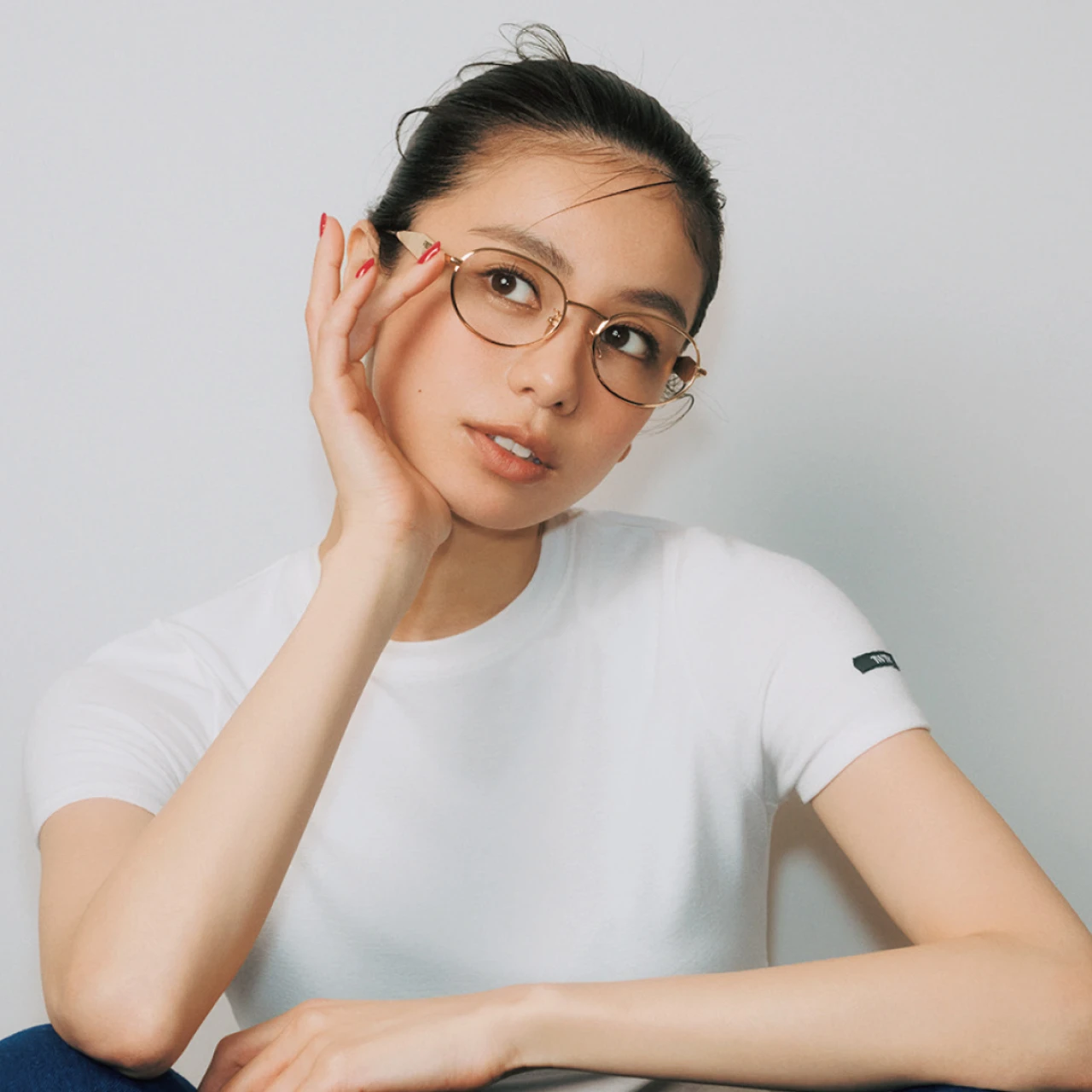 佐藤晴美が発信！ シンプルコーデに“自分らしさ”を託す「スパイス小物」の取り入れ方