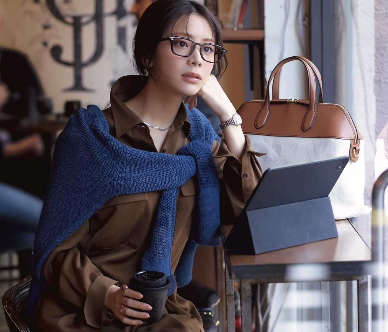 【オールインワンコーデ】上品なバックルつきパンプスでモダンにまとめて【BAILA今日のコーデ】