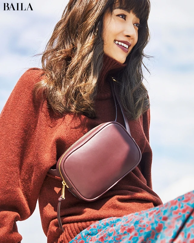 【着映えニット】は、ONにもOFFにも使える「こっくりブラウンタートル」をまず1枚