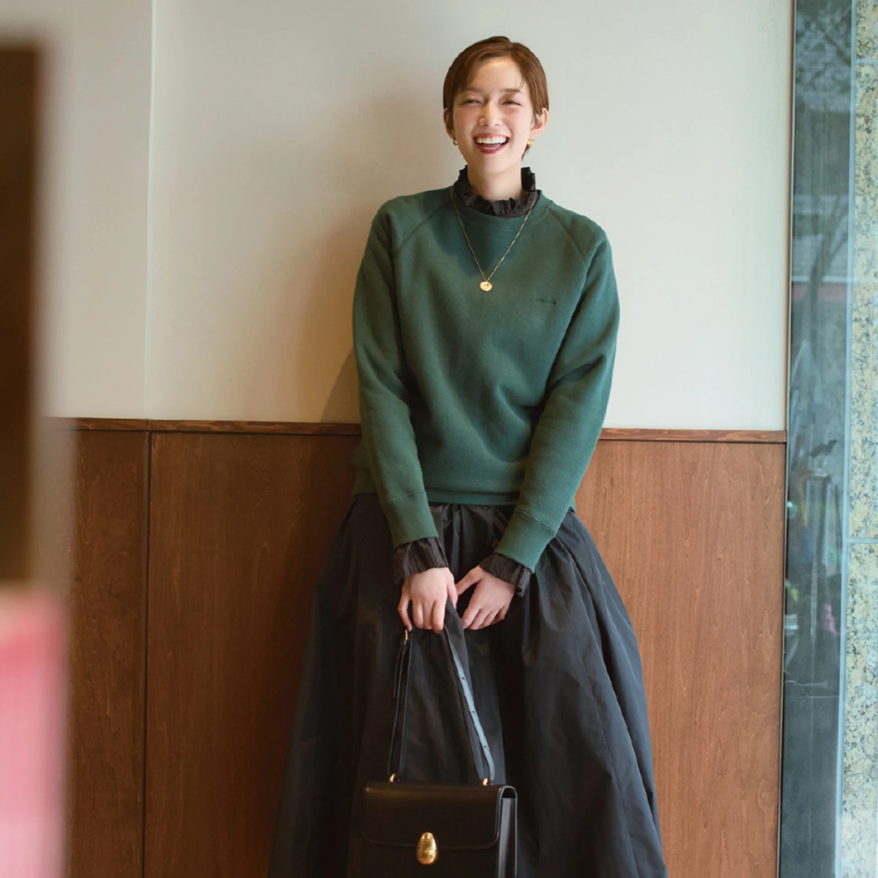 「甘ブラウス」のレイヤードコーデ5選! ブラウスを名脇役にシックなボトムでバランスをとるのが大人流