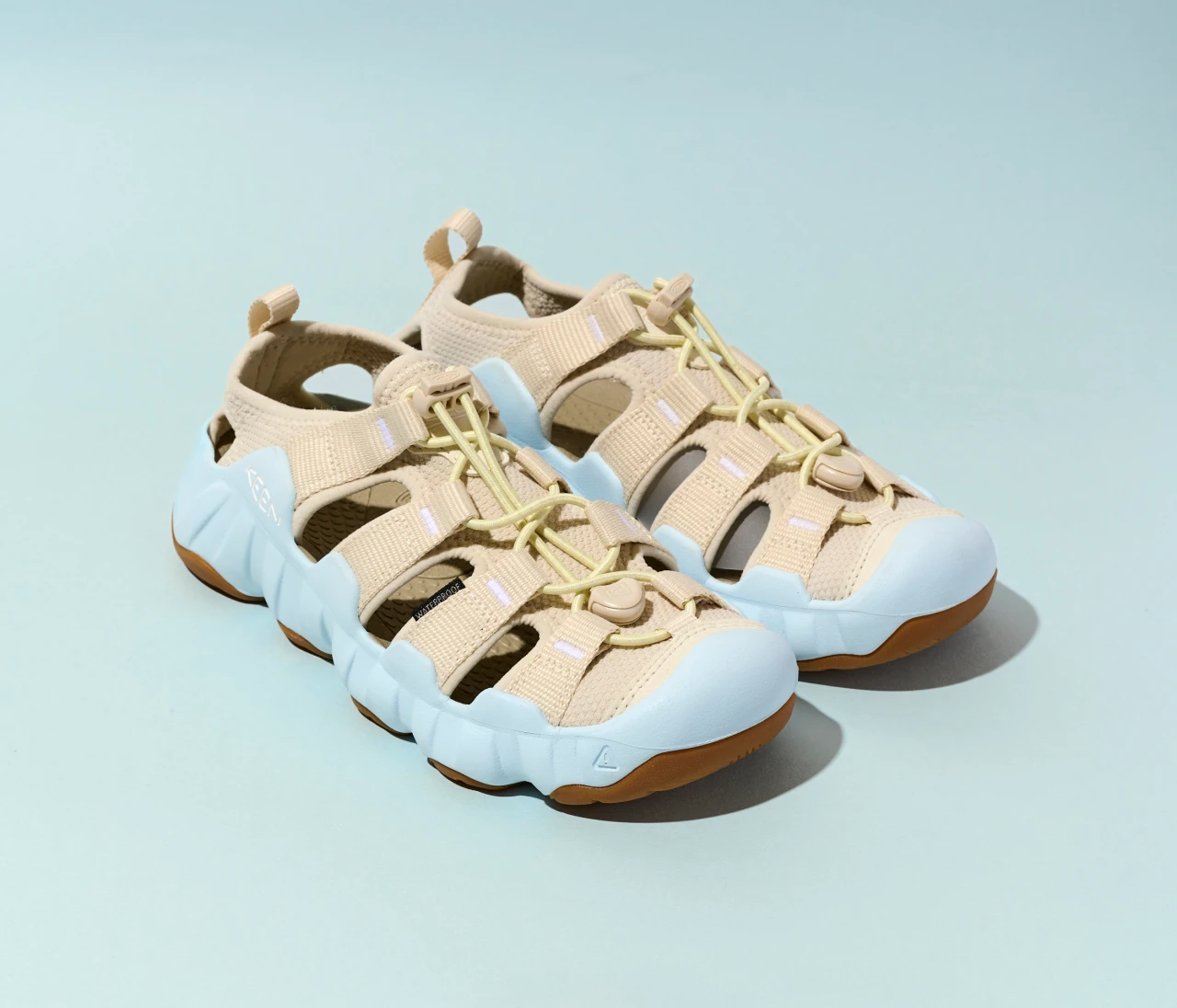【KEEN】最高におしゃれな配色のスポサン発見！雨の日にもおすすめ【きれいめ派のスポサン】