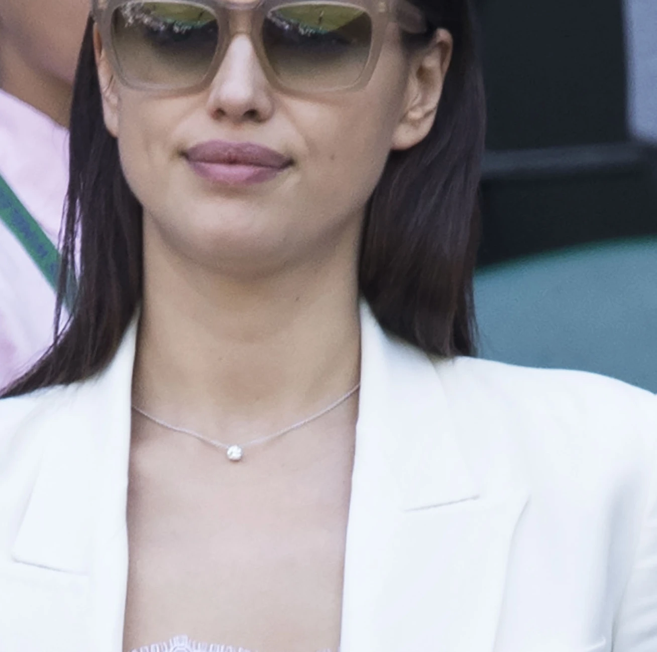 白ジャケットでクリーンにキメる♥イリーナ・シェイク【日めくりセレブ】