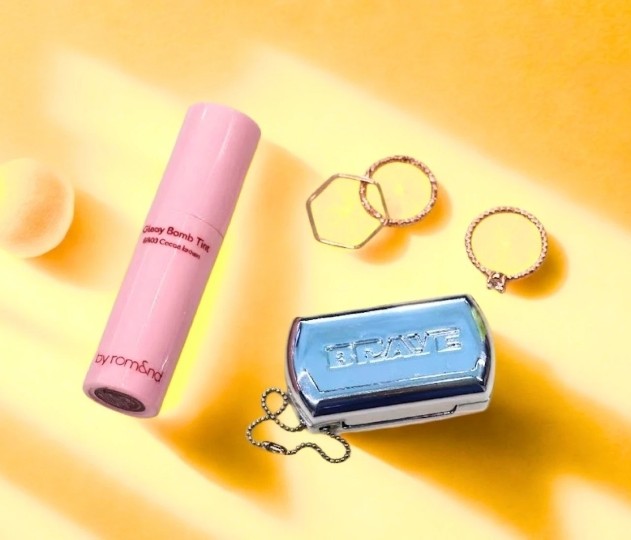 コンビニコスメが想像以上のクオリティ！春に試したい大人の韓国リップ２選