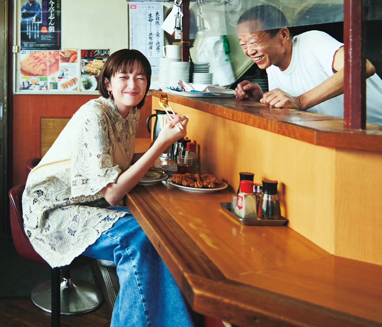 佐藤栞里がプライベートでも通う、駒込の町中華「中華 兆徳」で唯一無二の餃子を食べまくり！【もぐもぐしーさんぽ】